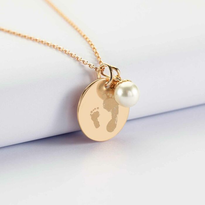 Pendentif personnalisé médaille gravée plaqué or 19 mm et breloque perle nacre 10 mm - empreintes pieds