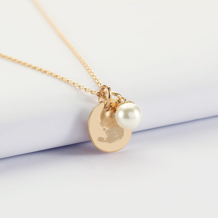 Pendentif personnalisé médaille gravée plaqué or 15 mm et breloque perle nacre 10 mm - empreinte