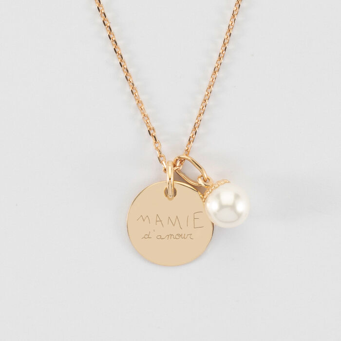 Pendentif personnalisé médaille gravée plaqué or 15 mm et breloque perle nacre 10 mm - texte manuscrit