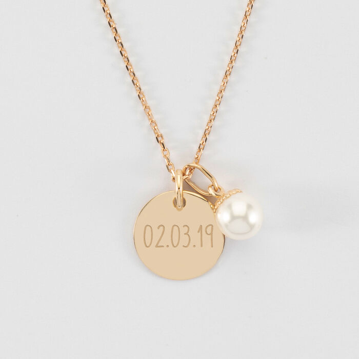 Pendentif personnalisé médaille gravée plaqué or 15 mm et breloque perle nacre 10 mm - date