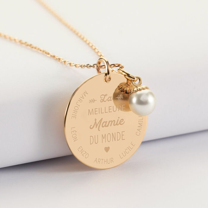 Pendentif personnalisé médaille gravée plaqué or 27 mm et breloque perle nacre 10 mm - "La meilleure Mamie"