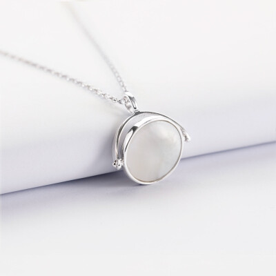 Pendentif personnalisé médaille gravée nacre réversible argent 15 mm recto biais