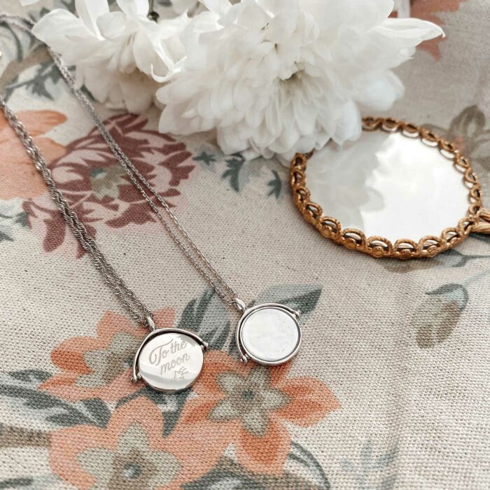 Pendentif personnalisé médaille gravée nacre réversible argent 15 mm ambiance - gravure 2