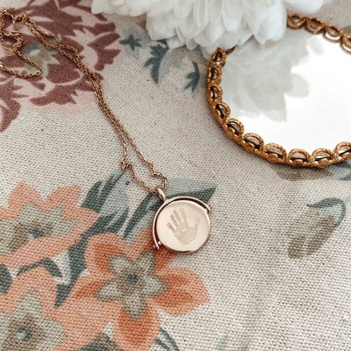 Pendentif personnalisé médaille gravée nacre réversible plaqué or 15 mm verso ambiance - gravure