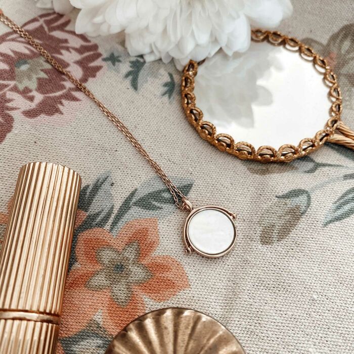 Pendentif personnalisé médaille gravée nacre réversible plaqué or 15 mm ambiance - ambiance