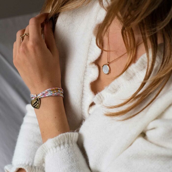 Bracelet 3 tours Liberty personnalisé médaille gravée plaqué or dormeuse coeur 19x21 mm - ambiance porté