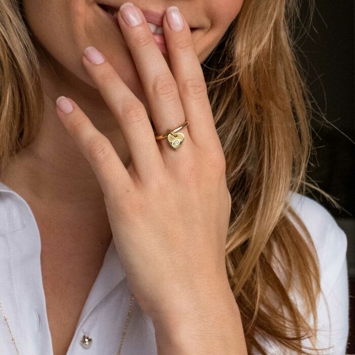 Bague jonc plaqué or personnalisée médaille gravée initiale coeur 10 mm - zoom porté