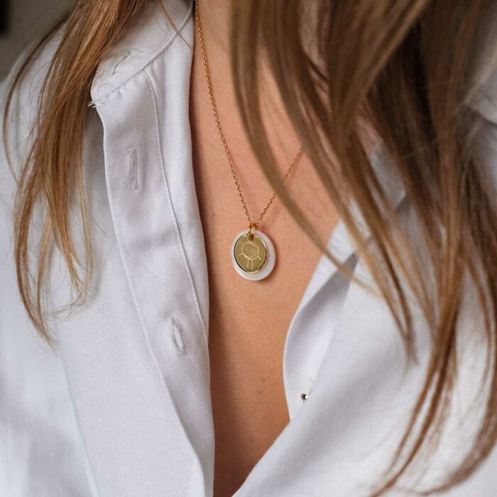 Pendentif personnalisé breloque nacre 19 mm et médaille gravée plaqué or 15 mm - zoom