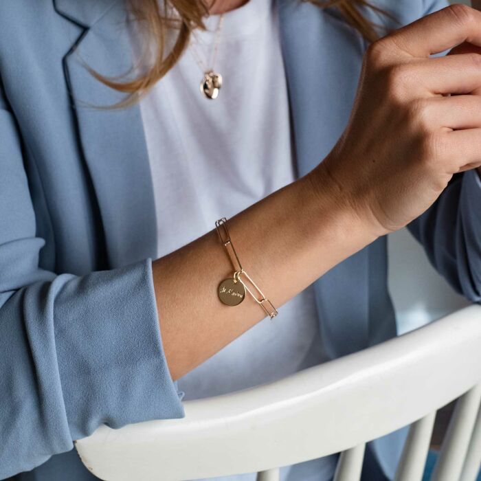 Bracelet personnalisé grandes mailles médaille gravée plaqué or 15 mm porté zoom