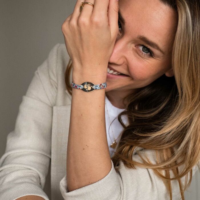 Bracelet 2 tours Liberty personnalisé médaille gravée plaqué or ovale 25x16 mm porté ambiance