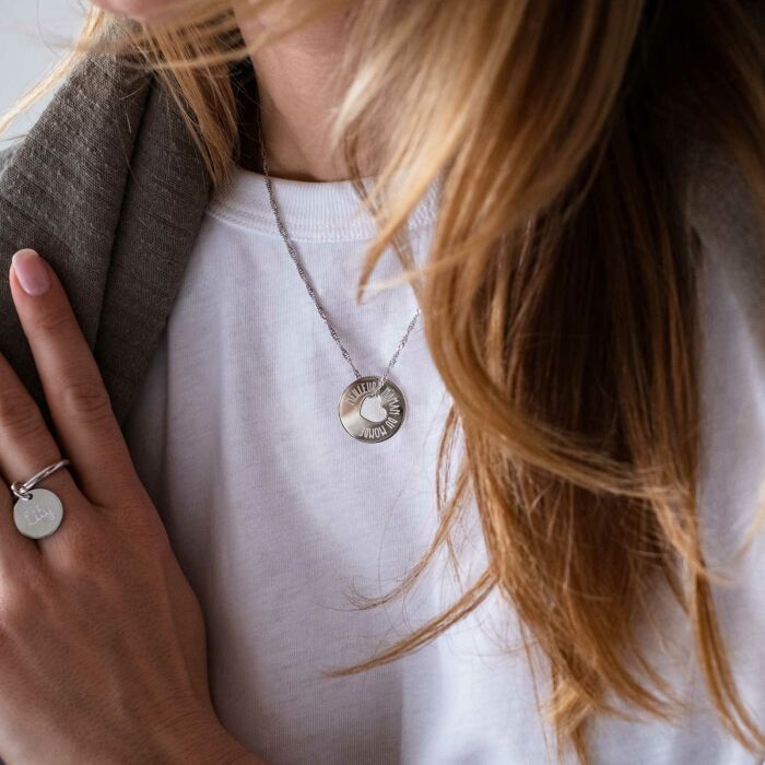 Pendentif personnalisé médaille argent gravée cible coeur 21 mm porté zoom