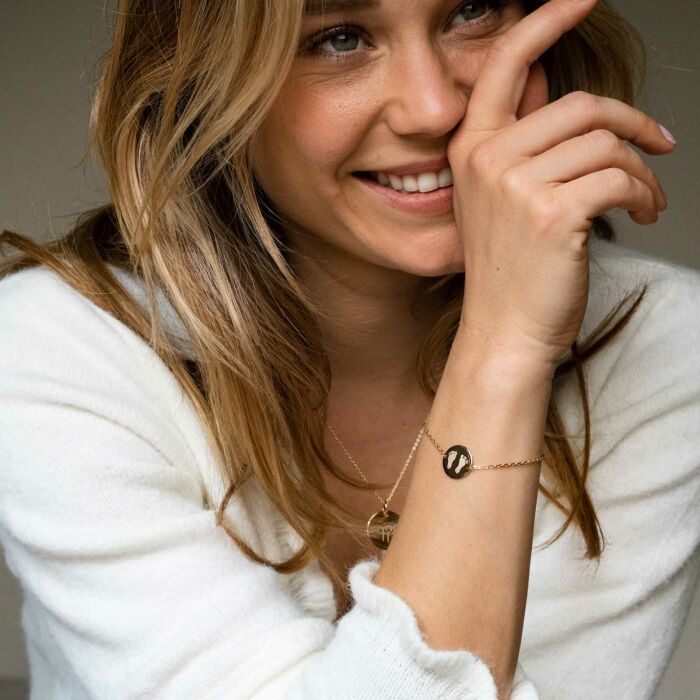 Bracelet chaine personnalisé médaille gravée plaqué or 2 trous 15 mm porté ambiance