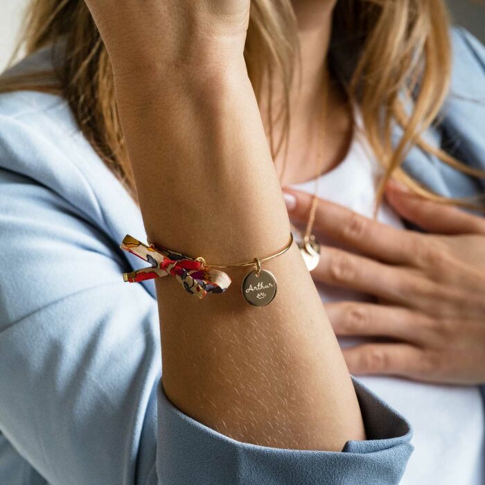 Bracelet personnalisé jonc plaqué or et cordon Liberty médaille gravée 15 mm porté