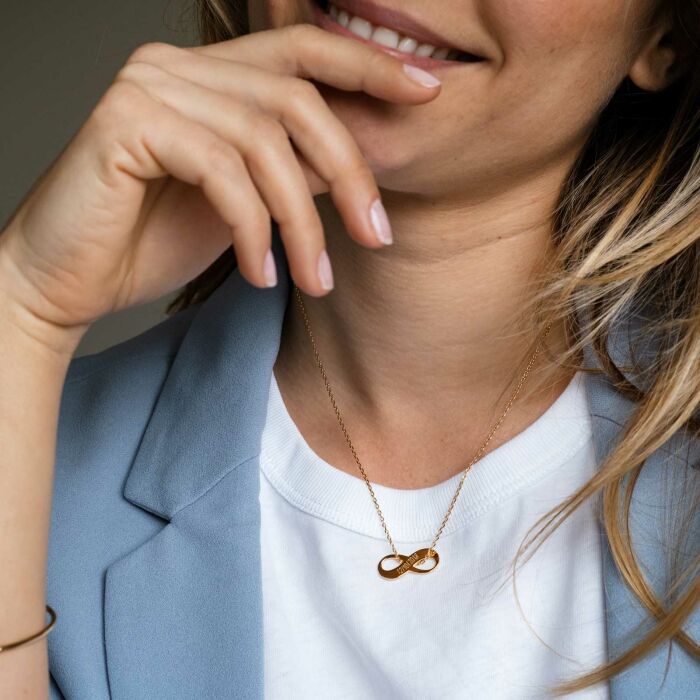 Pendentif personnalisé médaille gravée plaqué or infini 25x10mm porté