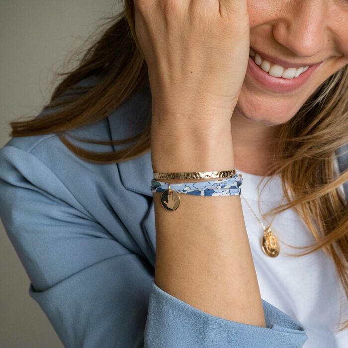 Duo bracelets personnalisés Jonc plat martelé et Liberty 3 tours médaille gravée plaqué or 15 mm - porté ambiance couleur