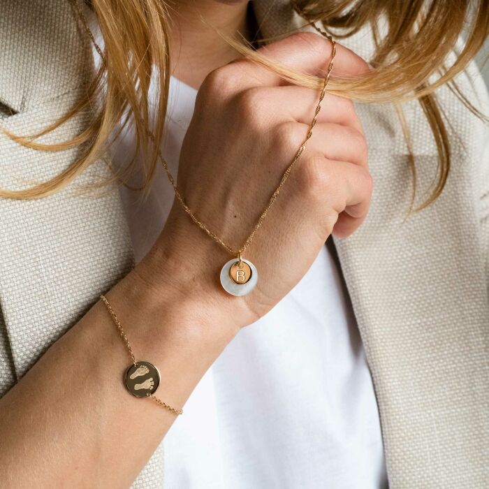 Pendentif personnalisé breloque nacre 15 mm et médaille gravée plaqué or 10 mm - porté duo