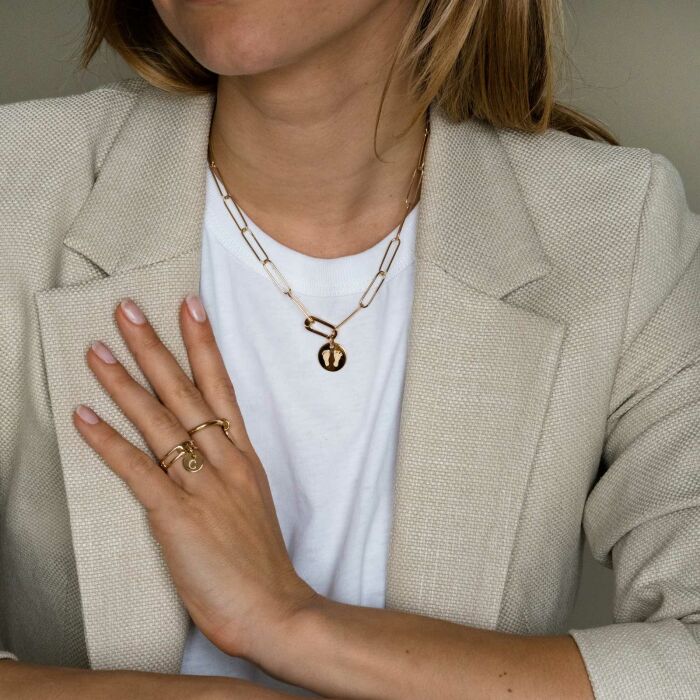 Collier personnalisé grandes mailles mousqueton médaille gravée plaqué or 15 mm - porté combinaison