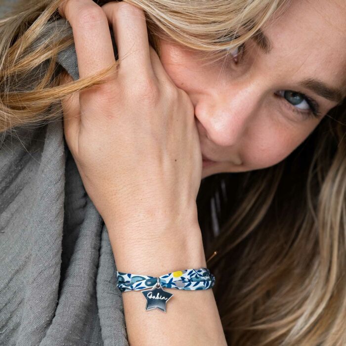 Bracelet 3 tours Liberty personnalisé prénom médaille gravée argent étoile 20x20 mm - porté zoom