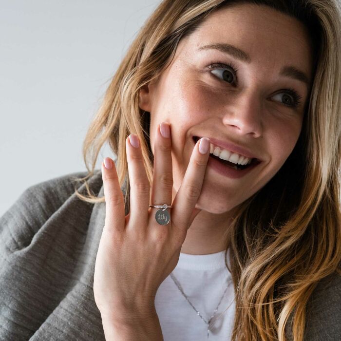 Bague jonc argent personnalisée médaille gravée 15 mm - porté zoom