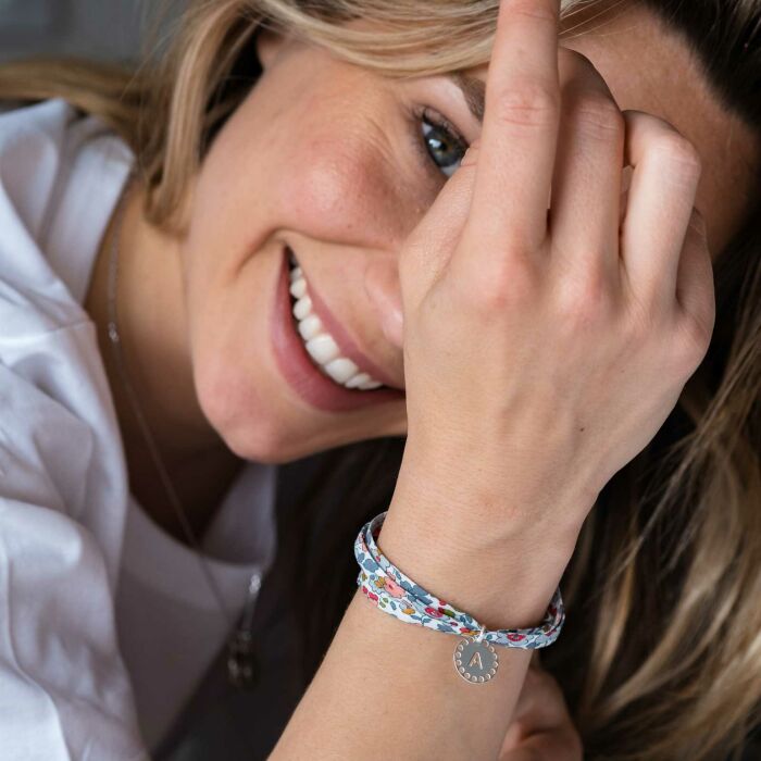 Bracelet 3 tours Liberty personnalisé médaille lettre initiale dentelle argent 14 mm - porté zoom