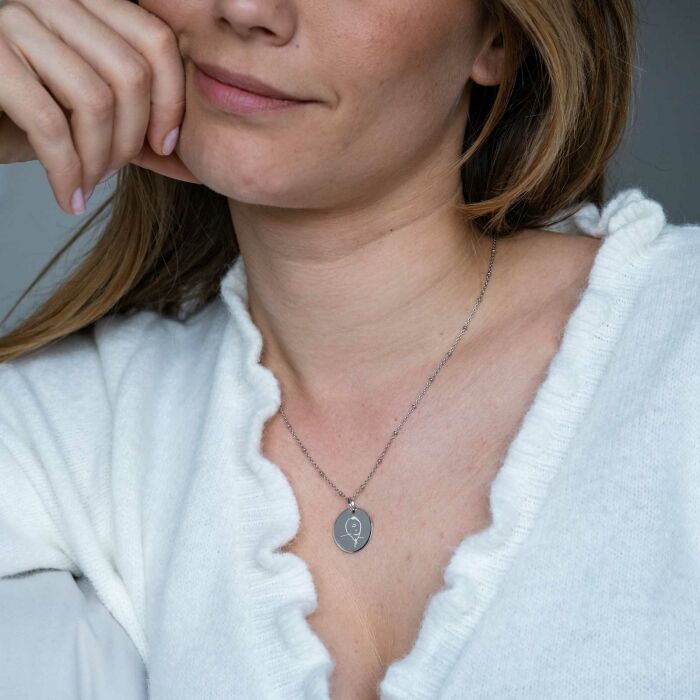 Pendentif personnalisé médaille gravée argent 19 mm - porté