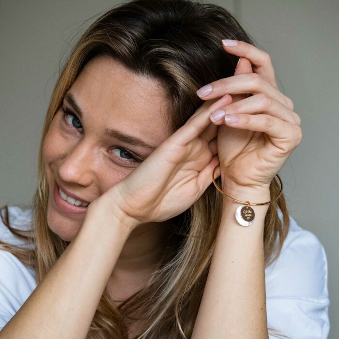 Bracelet personnalisé jonc plaqué or médaille gravée 15 mm et breloque nacre 19 mm - porté ambiance