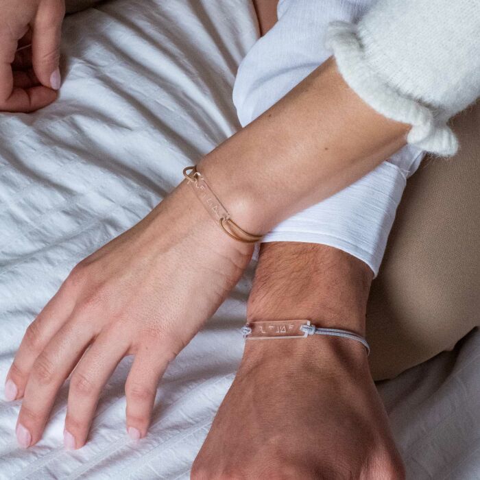 Duo de bracelets inséparables médailles gravées acrylique - Edition spéciale "Je t'aime" - ambiance duo