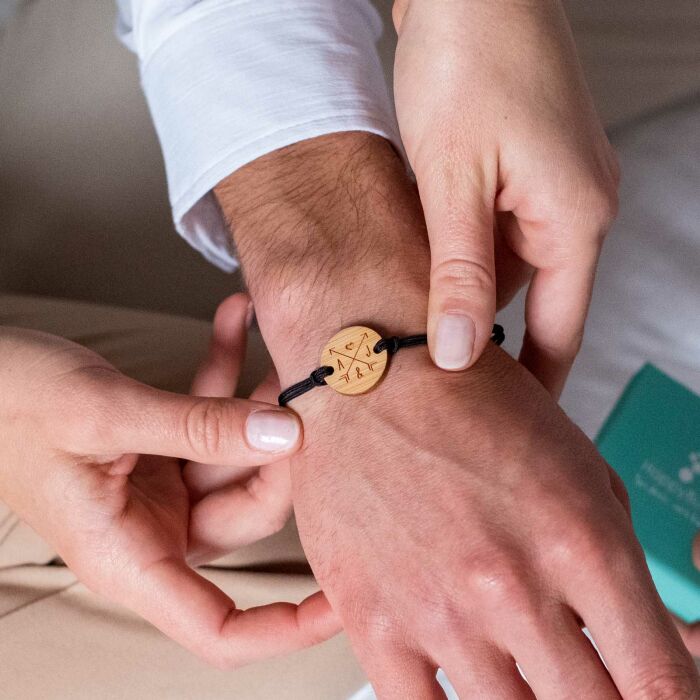 Bracelet personnalisé initiales médaille gravée bois ronde 2 trous 21 mm "pour les amoureux" - ambiance duo