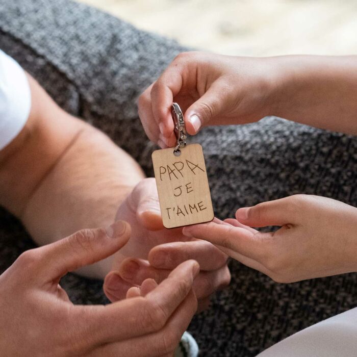 Porte clé personnalisé gravé bois médaille rectangle 55x35 mm - ambiances mains