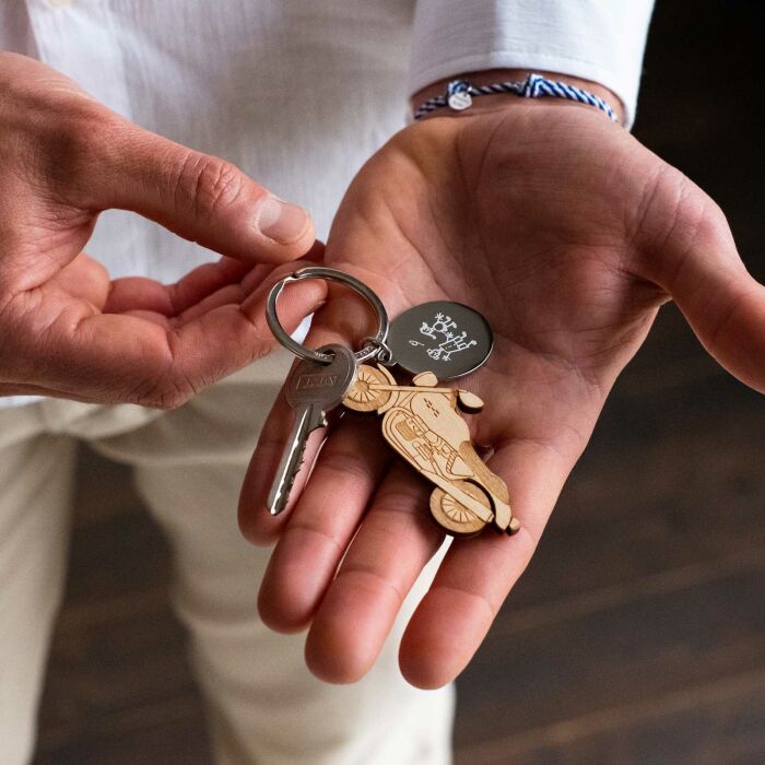 Porte clé personnalisé médaille gravée ovale acier et breloque bois moto - ambiance main