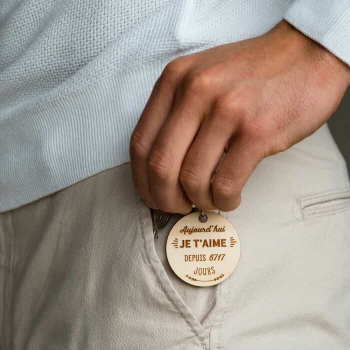 Porte-clés personnalisé gravé bois médaille 50 mm "Je t'aime depuis..." - ambiance poche