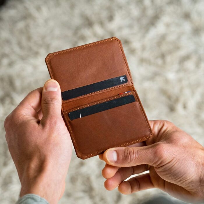 Porte-carte personnalisé double volets cuir couleur fauve 6,8x9,8cm - ambiance ouvert