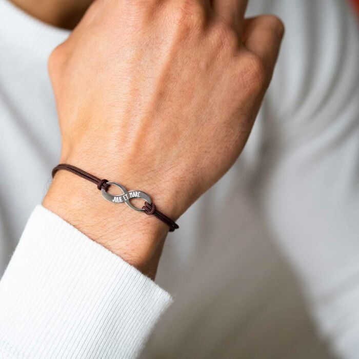 Bracelet infini homme personnalisé cordon double médaille gravée argent 25x10mm - porté zoom 2