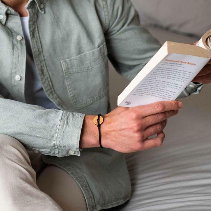 Bracelet homme personnalisé cordon double médaille gravée bois cible ronde 21 mm - porté ambiance