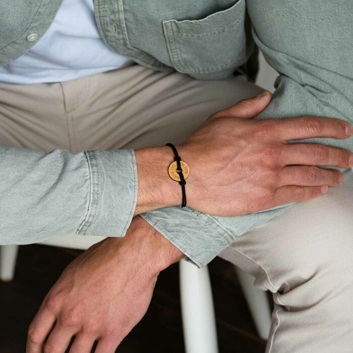 Bracelet homme personnalisé cordon double médaille gravée bois cible ronde 21 mm - porté zoom