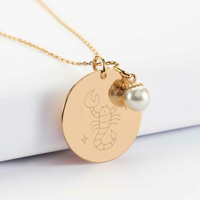 Pendentif personnalisé médaille gravée plaqué or 27 mm et breloque perle nacre 10 mm - illustration