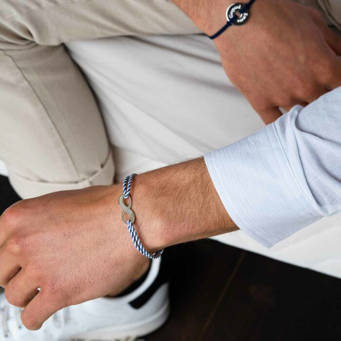 Bracelet infini homme personnalisé cordon marin tressé médaille gravée argent 25x10mm - porté zoom