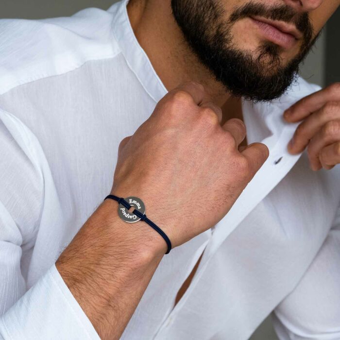 Bracelet homme personnalisé cordon double médaille gravée argent cible 20 mm - porté zoom