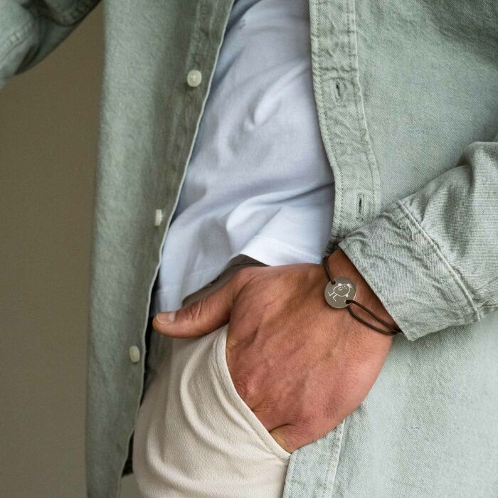 Bracelet homme personnalisé cordon cuir simple médaille gravée argent 2 trous 20 mm - porté zoom