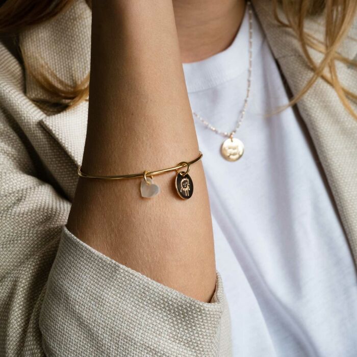 Bracelet personnalisé jonc plaqué or médaille gravée 15 mm et breloque nacre 10 mm - porté zoom