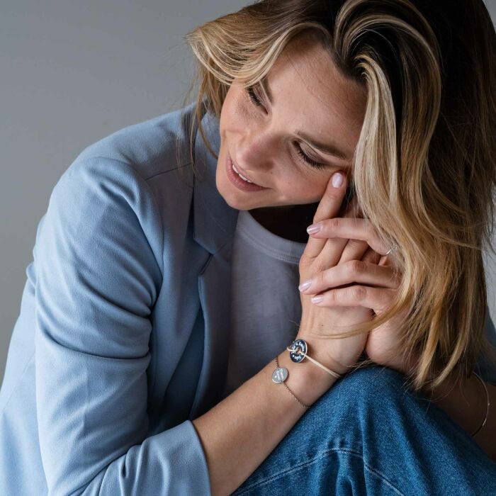 Bracelet personnalisé médaille gravée argent cible 20mm - porté ambiance