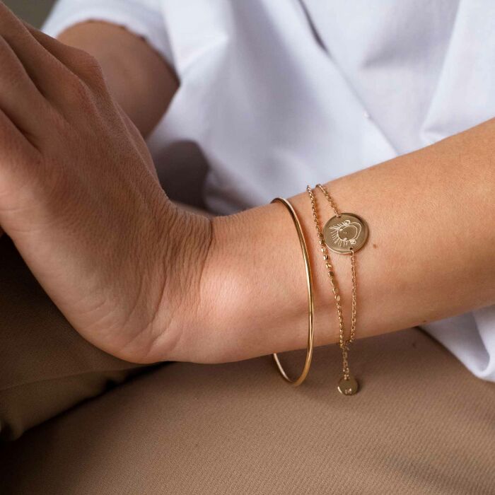 Trio bracelets personnalisés Jonc, Pastille et Chaine médaille gravée plaqué or 15 mm - zoom porté