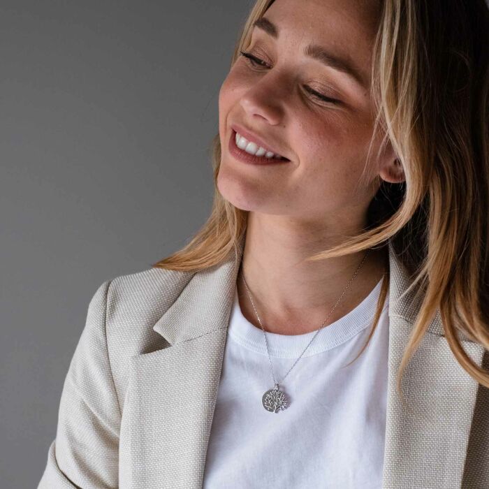 Pendentif famille personnalisé arbre de vie et médaille gravée argent 19 mm - porté