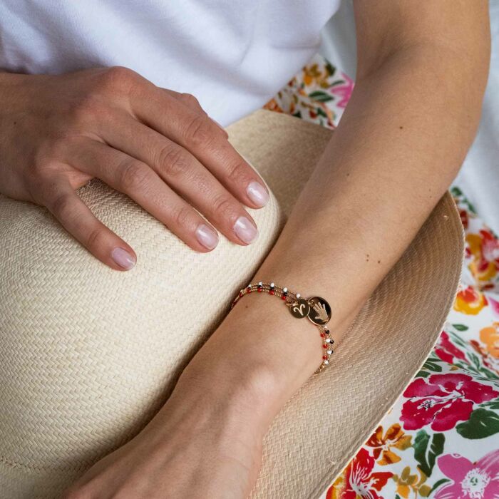 Bracelet perles colorées personnalisé médaille gravée plaqué or 10 mm - porté chapeau