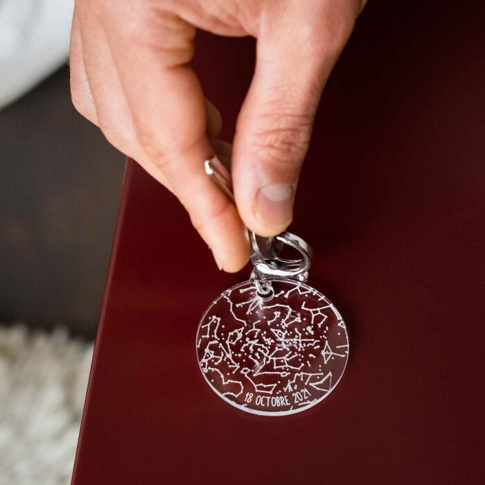 Porte-clés personnalisé gravé acrylique médaille ronde 50 mm "Carte du ciel étoilé" - ambiance main