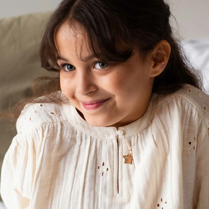 Pendentif enfant personnalisé prénom médaille gravée plaqué or étoile 20x20 mm - porté