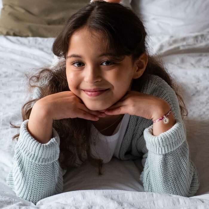 Bracelet enfant Liberty personnalisé médaille lettre initiale dentelle argent 14 mm - porté ambiance