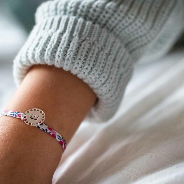 Bracelet enfant Liberty personnalisé médaille lettre initiale dentelle argent 14 mm - porté