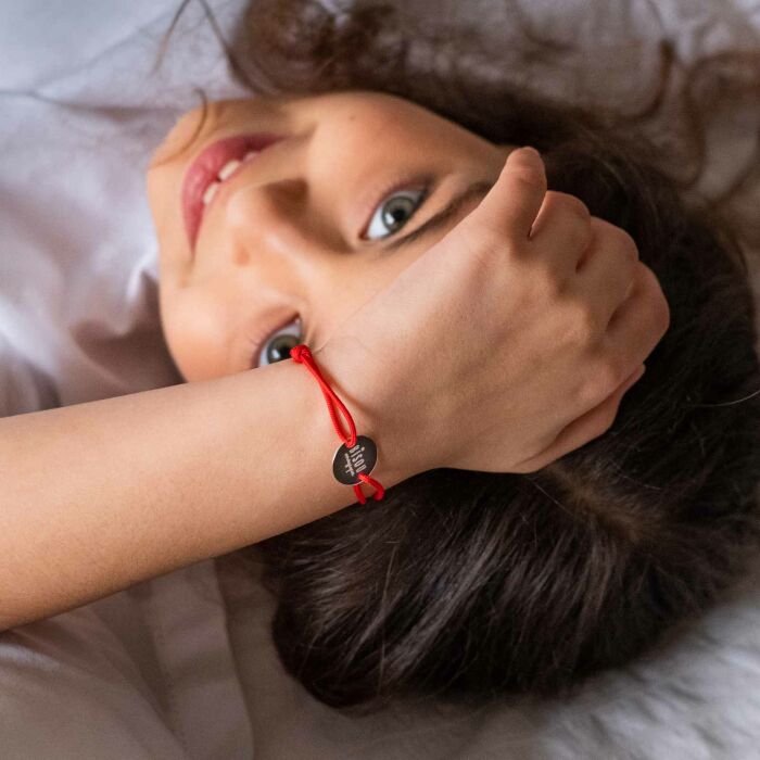 Bracelet enfant personnalisé médaille gravée argent 2 trous 15mm - porté