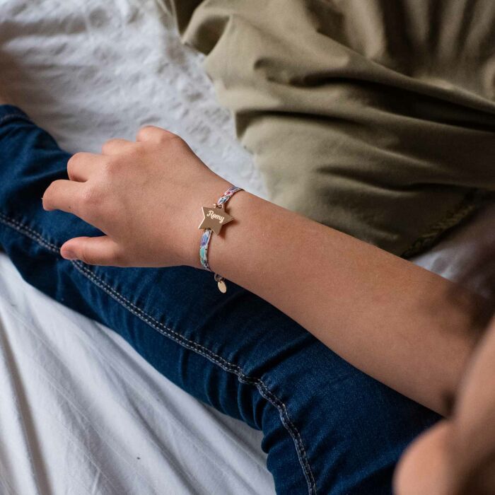 Bracelet enfant Liberty personnalisé prénom médaille gravée plaqué or étoile 20x20 mm - porté